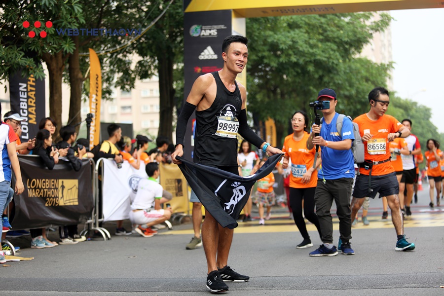 Đáng yêu khoảnh khắc “cựu vương” căng dây đích đón tân vô địch Longbien Marathon 2019 Đáng yêu khoảnh khắc “cựu vương” căng dây đích đón tân vô địch Longbien Marathon 2019